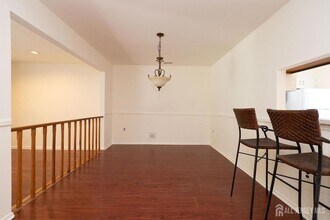 32 Lafayette Ct in North Brunswick, NJ - Foto de edificio - Building Photo