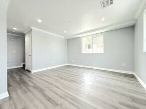 320 E 55th St in Los Angeles, CA - Building Photo - Building Photo
