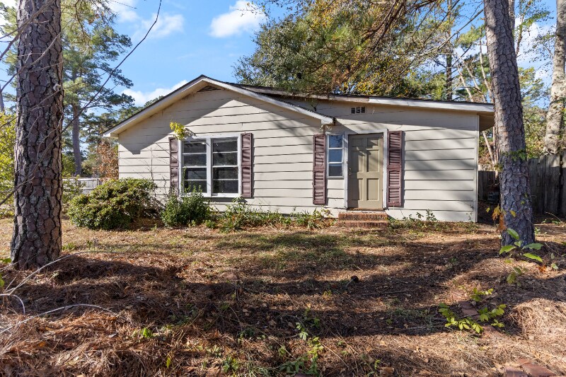 110 E McNeill Dr in Red Springs, NC - Building Photo