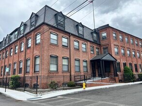 10 Weston Ave in Quincy, MA - Building Photo - Building Photo