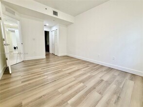 10885 NW 89th Terrace in Doral, FL - Building Photo - Building Photo