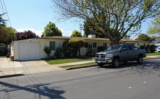 735 N Claremont St in San Mateo, CA - Foto de edificio - Building Photo