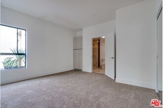 7260 Hawthorn Ave-Unit -106 in Los Angeles, CA - Building Photo - Building Photo