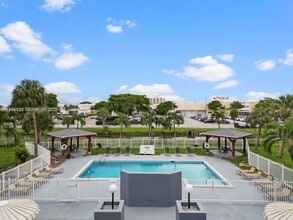 1820 W 53rd St in Hialeah, FL - Foto de edificio - Building Photo