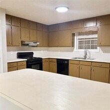 524 Julius Dr in Stone Mountain, GA - Building Photo - Building Photo