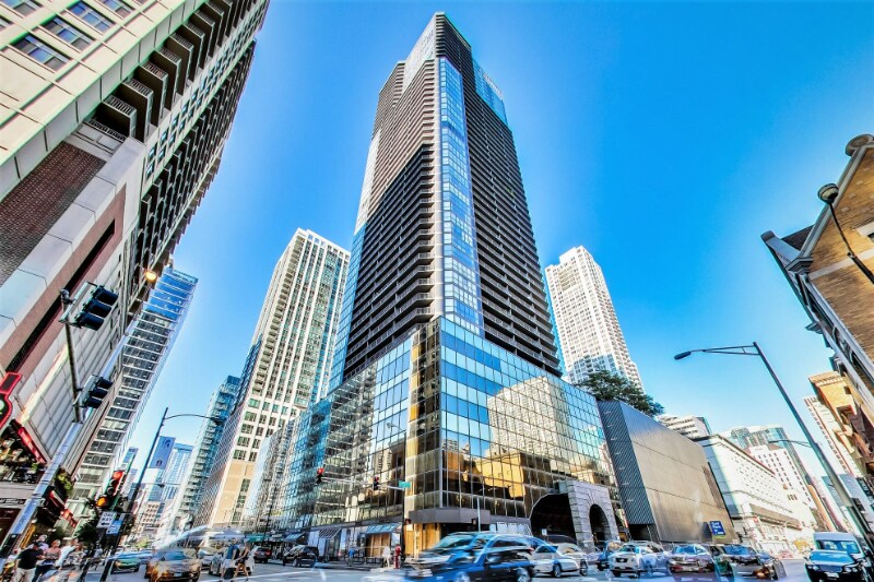10 E Ontario St in Chicago, IL - Building Photo
