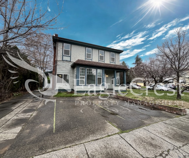 Comfortable 5 Bedroom Home with Modern Touches, Large Bedrooms & Front Porch in Walla Walla, WA - Building Photo - Building Photo