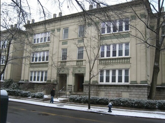 324 Saint Paul St, Unit 2 in Brookline, MA - Building Photo - Building Photo