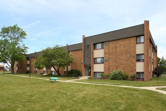 Larkin Village in Joliet, IL - Foto de edificio - Building Photo