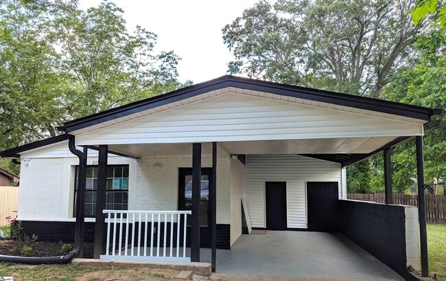 property at 2115 Oakhurst Cir