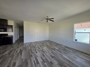 6322 Red Oak Dr in Hitchcock, TX - Building Photo - Building Photo