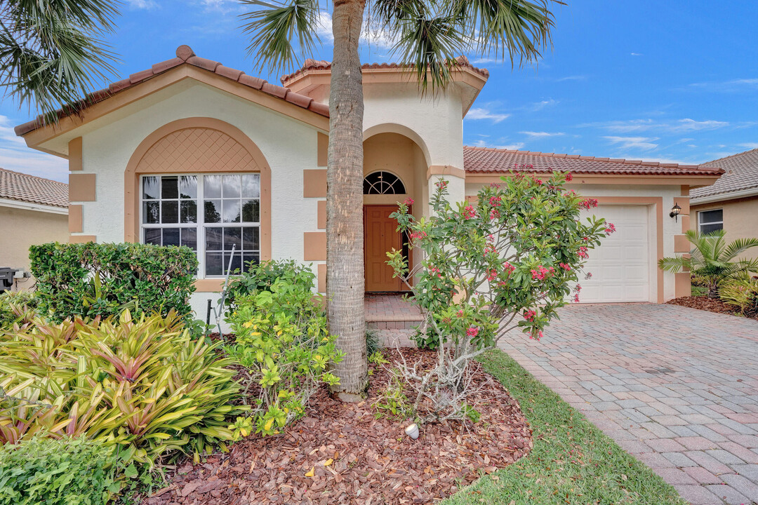 1907 SW Jamesport Dr in Port St. Lucie, FL - Building Photo