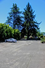 Garden Court Apartments in Hillsboro, OR - Building Photo - Building Photo