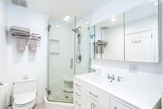 100 S Doheny Dr, Unit 516 in Los Angeles, CA - Foto de edificio - Building Photo