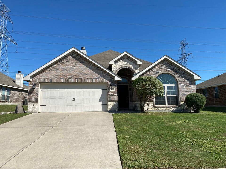 10500 Barber Ln in Benbrook, TX - Building Photo