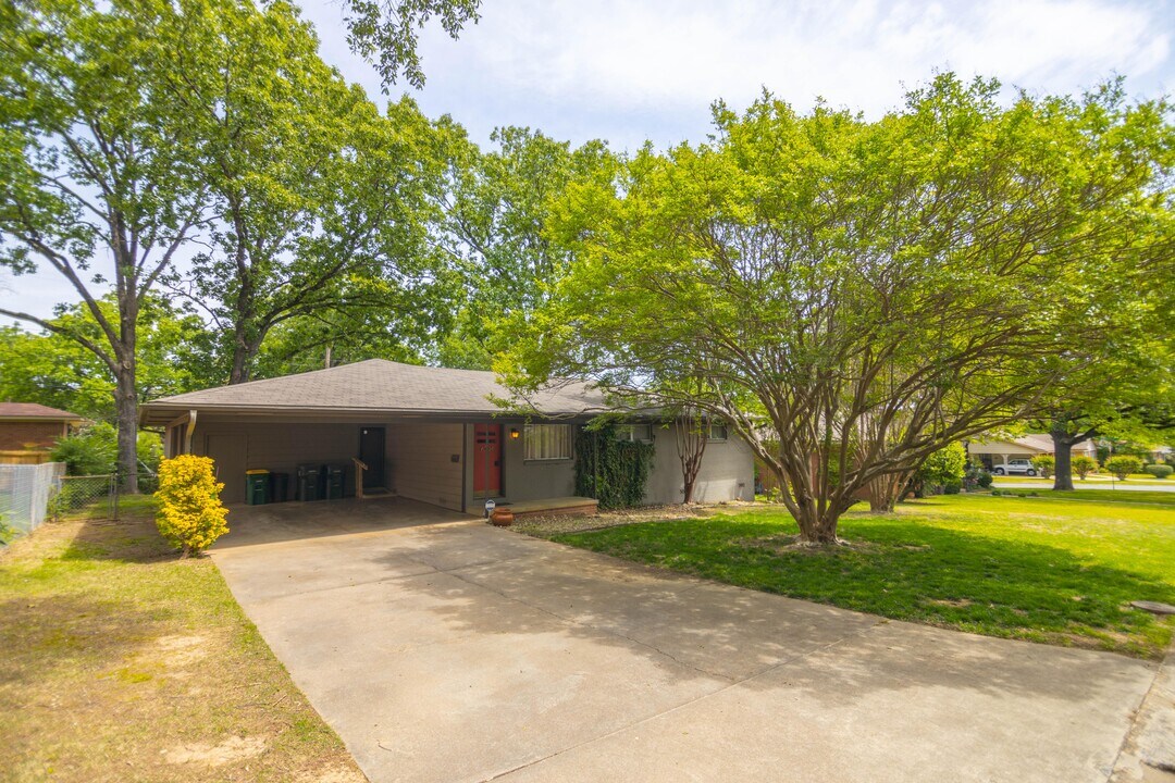 6304 Ridgecrest Dr in Little Rock, AR - Foto de edificio