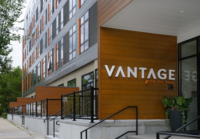 Vantage on the Park in Milwaukee, WI - Foto de edificio - Building Photo