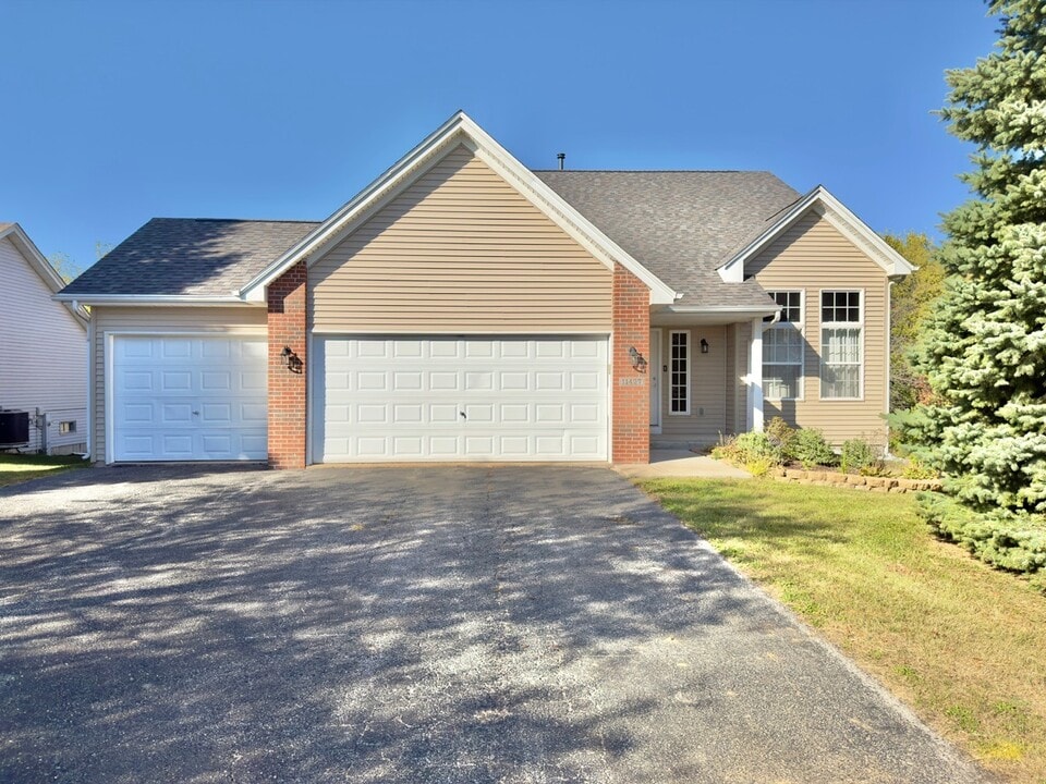 11427 Valerian Way in Roscoe, IL - Building Photo