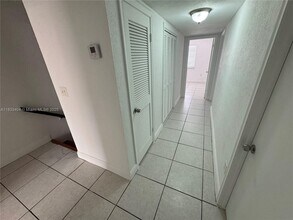 921 W 80th Pl in Hialeah, FL - Building Photo - Building Photo