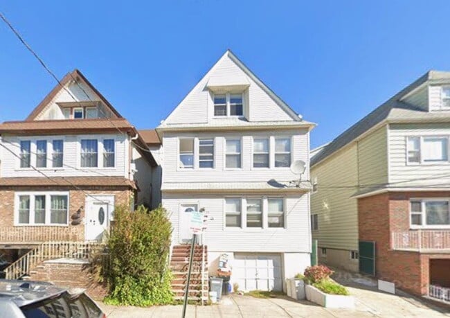 property at 85 W 50th St