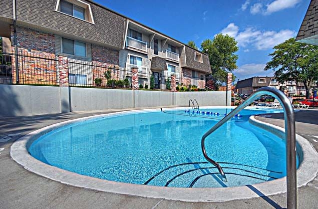 Whispering Pines Townhomes in Omaha, NE - Foto de edificio