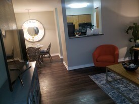 Knoll Crest in San Antonio, TX - Building Photo