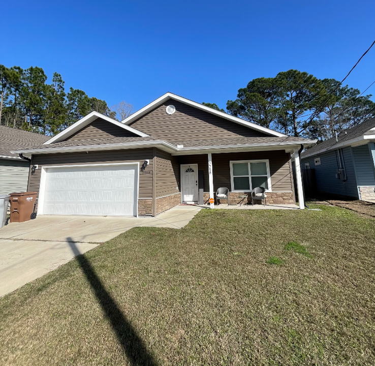 2258 Tom St in Navarre, FL - Foto de edificio