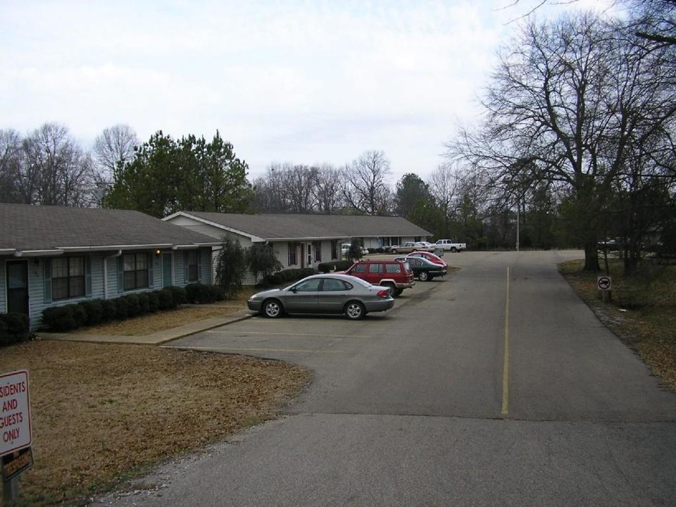 100-115 Magnolia Dr in Booneville, MS - Building Photo