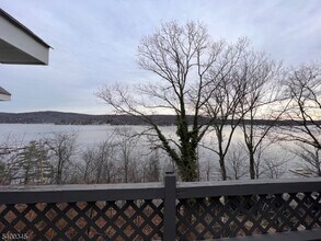 12 Gifford Rd in West Milford, NJ - Building Photo - Building Photo