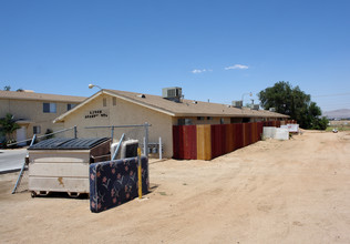 16632 Sequoia Ave in Hesperia, CA - Foto de edificio - Building Photo