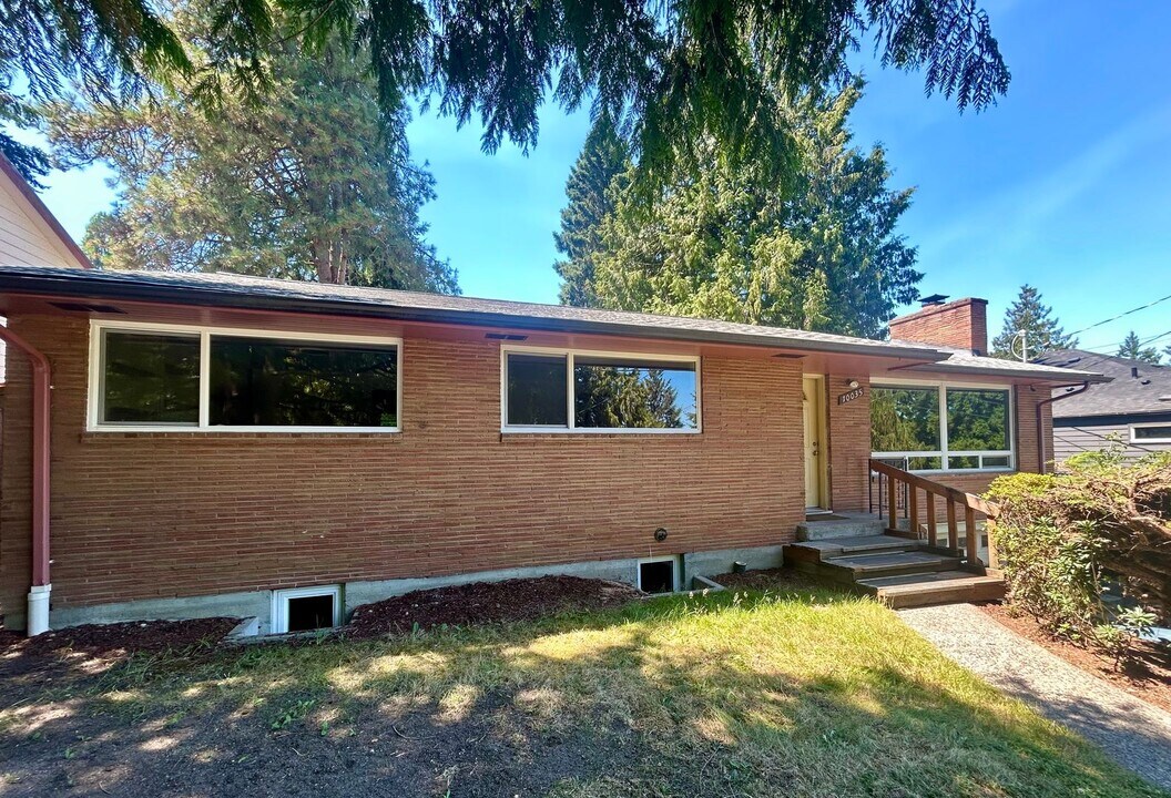 10035 38th Ave NE in Seattle, WA - Building Photo