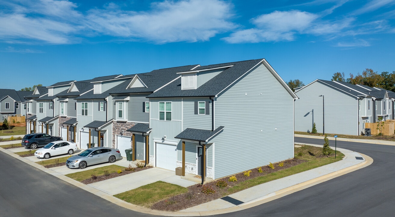 Kingsley Park Townhomes in Fayetteville, NC - Building Photo