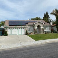 7004 Frog Meadow St in Bakersfield, CA - Building Photo