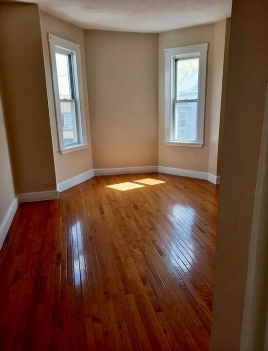 11 Hutchinsons Ct in Lynn, MA - Building Photo