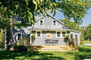 85 Roundtop Rd in Germantown, NY - Building Photo