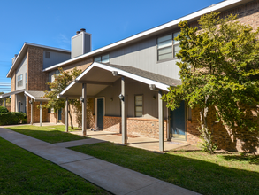 Country Crest Townhomes in Odessa, TX - Building Photo - Building Photo