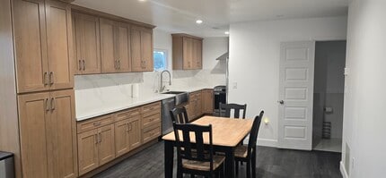 530 W 3rd St in San Dimas, CA - Foto de edificio - Building Photo