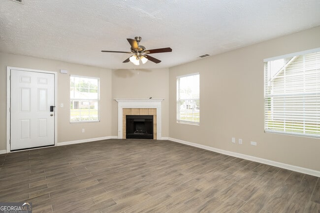 5485 Denny Dr in Atlanta, GA - Foto de edificio - Building Photo