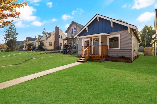 4116 S Thompson Ave, Unit Furnished AND Utilities in Tacoma, WA - Building Photo - Building Photo