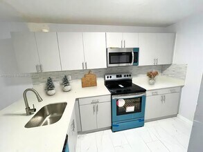 10070 NW 6th St in Pembroke Pines, FL - Building Photo - Building Photo