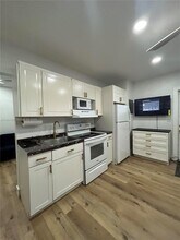 2410 Thomas St in Hollywood, FL - Building Photo - Building Photo