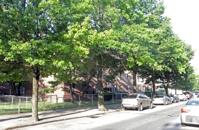 170 Johnson Ave in Brooklyn, NY - Building Photo - Building Photo