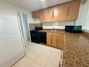 8060 N Colony Cir in Tamarac, FL - Building Photo - Building Photo