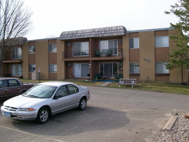 Spring Park Apartments in Spring Park, MN - Foto de edificio - Building Photo