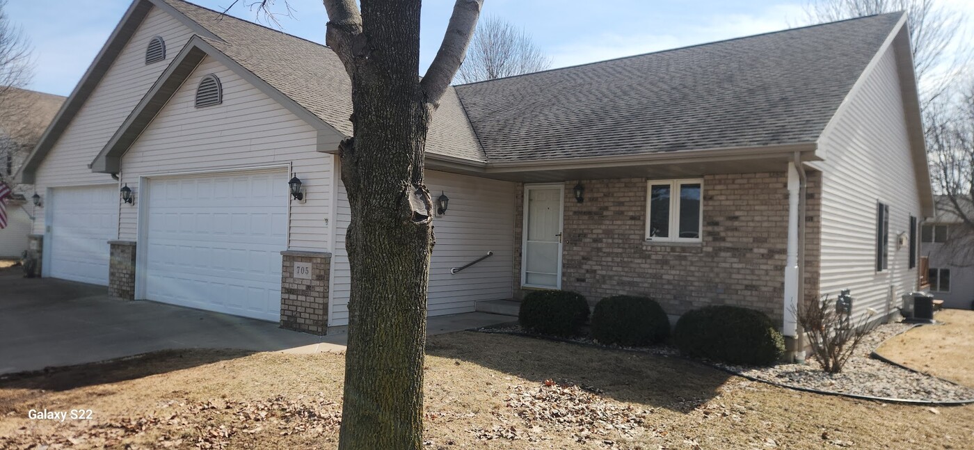 705 Kramer Ln in Kimberly, WI - Foto de edificio