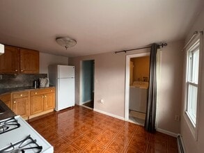 134 S Broadway, Unit B in South Amboy, NJ - Foto de edificio - Building Photo