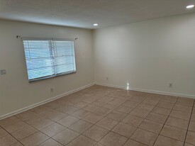 1253 White Pine Dr in Wellington, FL - Building Photo