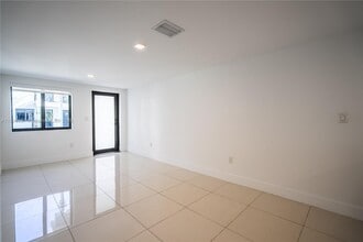 1985 Bay Dr in Miami, FL - Foto de edificio - Building Photo