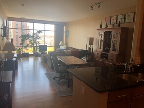 1550 E Royall Pl, Unit 708 in Milwaukee, WI - Building Photo - Building Photo