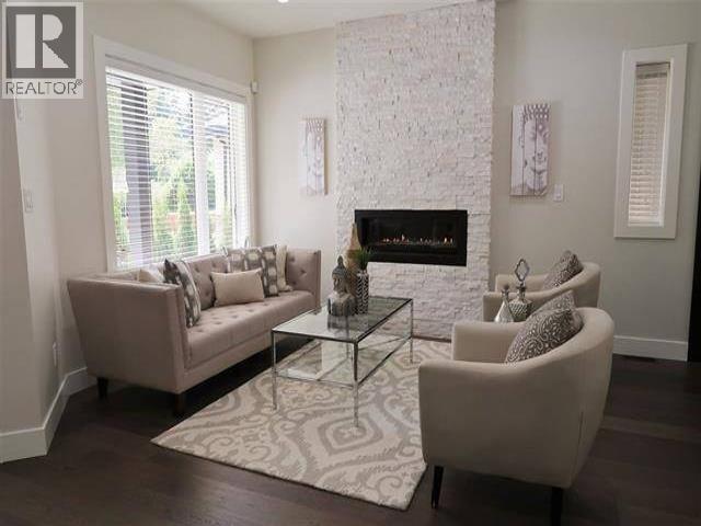 960 Montroyal Blvd in North Vancouver, BC - Building Photo - Building Photo